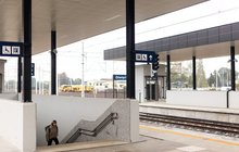 Stacja Oświęcim - podróżni wchodzą z nowego peronu do przejścia podziemnego, fot. Szymon Grochowski,