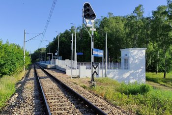 Tor kolejowy i peron przy przystanku Łódź Warszawska fot. Konrad Pokusiński