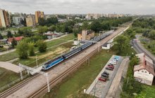 Parking przy przystanku Dąbrowa Górnicza Gołonóg z lotu ptaka, na zdjęciu widoczny pociąg, fot. Krzysztof Ścigała 2