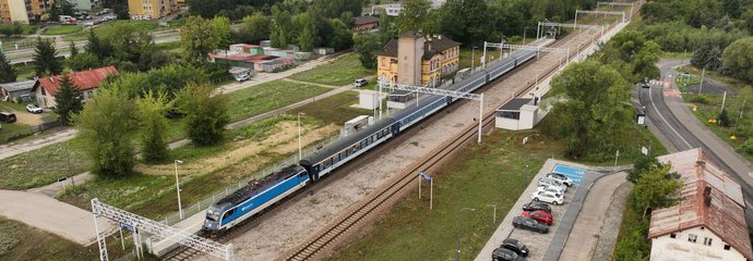 Parking przy przystanku Dąbrowa Górnicza Gołonóg z lotu ptaka, na zdjęciu widoczny pociąg, fot. Krzysztof Ścigała 2