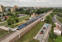 Parking przy przystanku Dąbrowa Górnicza Gołonóg z lotu ptaka, na zdjęciu widoczny pociąg, fot. Krzysztof Ścigała 2