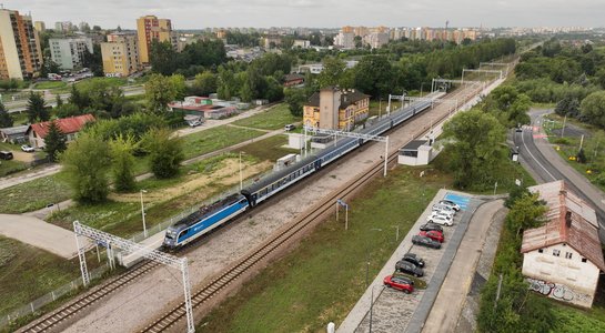 Parking przy przystanku Dąbrowa Górnicza Gołonóg z lotu ptaka, na zdjęciu widoczny pociąg, fot. Krzysztof Ścigała 2