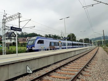 Raba Wyżna - pociąg IC przejeżdża przez stację, fot. Józef Syc