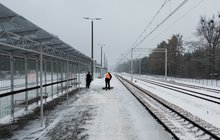 Stacja Bełchów, peron, tory, podróżni, odśnieżanie fot. Rafał Wilgusiak PLK SA