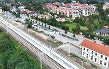 Stacja Tuchów - widać zmodernizowany peron, nowe wiaty , ławki, tablice informacyjne, oznakowanie, fot. Krzysztof Dzidek