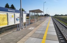 Gabloty informacyjne na nowym przystanku Adamowo, w tle wiata, po prawej tor_fot.Radek Śledziński