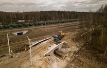 Maszyny pracują na łącznicy w Zawierciu, widok z góry na nowy most kolejowy, w tle pociąg towarowy, fot. Szymon Grochowski