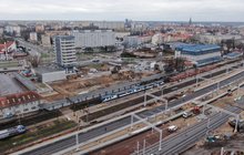 Widok z góry na perony i tory na stacji Olsztyn Główny_fot. Damian Strzemkowski