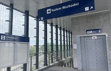 Winda, tablica informacyjna i schody prowadzące na peron Radom Wschodni, fot. Anna Znajewska-Pawluk