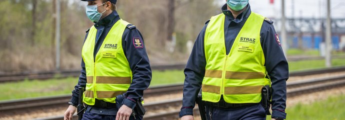 Funkcjonariusze Straży Ochrony Kolei podczas patrolu pieszego, fot. Kacper Warowny