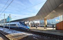 Pendolino przy peronie i podróżni stacja Warszawa Zachodnia, fot. Martyn Janduła