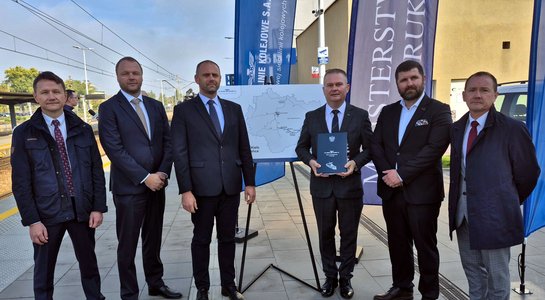 Uczestnicy wydarzenia prezentującego podpisanie umów na budowę sześciu nowych przystanków kolejowych przy liniach kolejowych nr 70 i 75.