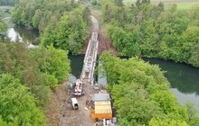 Pracownicy i maszyny na remontowanym moście w Rutkach. fot. Szymon Danielek PKP PLK