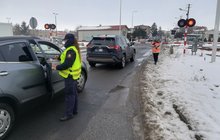 Przedstawiciele PLK i SOK wręczają ulotki kierowcom przed przejazdem kolejowo-drogowym w Tucholi; fot. Przemysław Zieliński