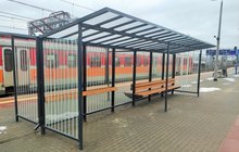 Stacja Malbork, nowa wiata na peronie, w tle pociąg. fot. Szymon Kościński PKP PLK
