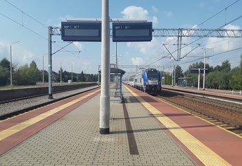 Stacja Ropczyce - pociąg stoi przy peronie, fot. Bartłomiej Pawłowski