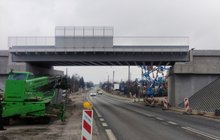 Budowa nowego wiaduktu ul. Ozorkowską w Zgierzy, widać maszyny i pracowników, 08.04.2021, fot. PLK