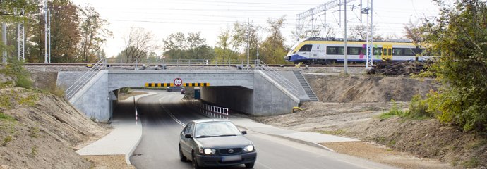 Chrzanów - wiadukt ul. Zbożowa, pod obiektem przejeżdżą auto, górą jedzie pociąg fot. Szymon Grochowski