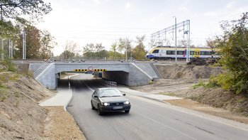Chrzanów - wiadukt ul. Zbożowa, pod obiektem przejeżdżą auto, górą jedzie pociąg fot. Szymon Grochowski