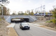 Chrzanów - wiadukt ul. Zbożowa, pod obiektem przejeżdżą auto, górą jedzie pociąg fot. Szymon Grochowski