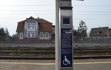 Domofon z instrukcja korzystania z przejścia dla osób z ograniczona możliwością poruszania sie na stacji Wołów. Fot. M. Pabiańska. Styczeń 25r.