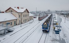 Nowy Targ - pociągi zatrzymały się przy peronach, gdzie oczekują podróżni, fot. Łukasz Hachuła
