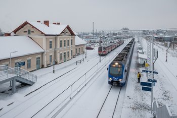 Nowy Targ - pociągi zatrzymały się przy peronach, gdzie oczekują podróżni, fot. Łukasz Hachuła