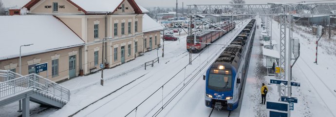 Nowy Targ - pociągi zatrzymały się przy peronach, gdzie oczekują podróżni, fot. Łukasz Hachuła