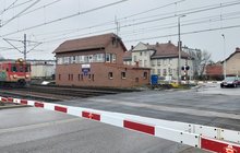 Przejazd kolejowo-drogowy w Lublińcu, samochody oczekują przed zamkniętymi rogatkami, na przejeździe pociąg, fot. Katarzyna Głowacka