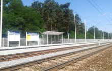 Wiata i gabloty informacyjne na zmodernizowanym peronie przystanku Solec Wielkopolski, fot. Radek Śledziński