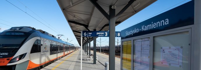 Pociąg stojący przy peronie na stacji Skarżysko-Kamienna. fot. Ł. Bryłowski