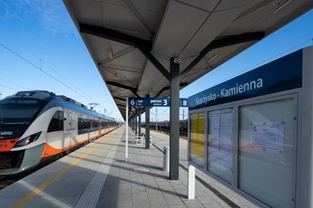 Pociąg stojący przy peronie na stacji Skarżysko-Kamienna. fot. Ł. Bryłowski