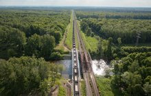 Most nad Kanałem Kędzierzyńskim, pociąg przejeżdża po nowym moście, widok z lotu ptaka, fot. Szymon Grochowski