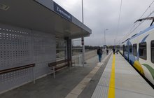 Pociąg i pasażerowie na nowym peronie w Ziemomyślu_fot. Łukasz Bryłowski (2)