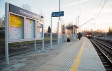 Przystanek Chełmek Fabryka - widok na peron i nadjeżdżający z oddali pociąg, fot. Łukasz Huchała