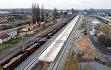 Widok z lotu ptaka na nowy peron w Ostrowcu Świętokrzyskim, w tle pociąg towarowy, fot. Piotr Hamarnik (2)