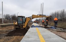 Zgierz Północ Budowa drugiego peronu i mijanki, koparka i pracownicy układają nawierzchnię, 08.04.2021, fot. PLK