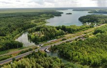 Augustów, pociąg jedzie przez most. fot. Paweł Mieszkowski PKP Polskie Linie Kolejowe SA