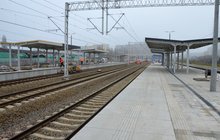 Warszawa Główna, dwa nowe perony, pracownicy w tle wykonują prace wykończeniowe, fot. PLK 03.03.2021