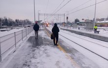 Wolbrom Zachodni - na peronie podróżni, widać zbliżający się pociąg, fot. Arkadiusz Wojtuś