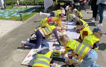 Dzieci z pobliskiej szkoły bawią się na placu przed siedzibą PLK SA w ramach Dni Otwartych Funduszy Europejskich; fot. Anna Znajewska-Pawluk