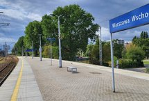 Peron na stacji Warszawa Wschodnia, widać tablicę informacyjną i tory, fot. Karol Jakubowski