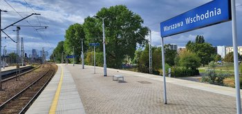 Peron na stacji Warszawa Wschodnia, widać tablicę informacyjną i tory, fot. Karol Jakubowski