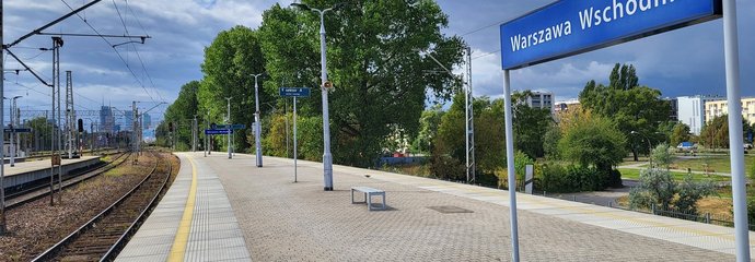 Peron na stacji Warszawa Wschodnia, widać tablicę informacyjną i tory, fot. Karol Jakubowski