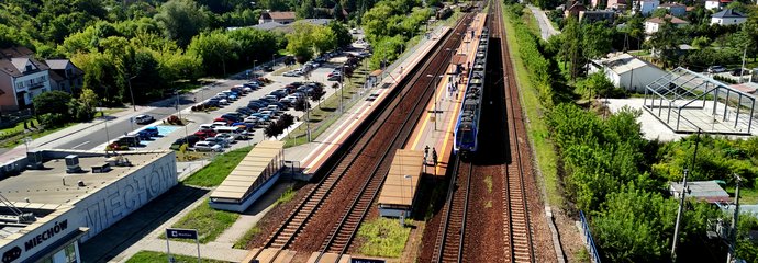 Pociąg dalekobieżny odjeżdża ze stacji Miechów, widok z lotu ptaka, fot. Piotr Hamarnik