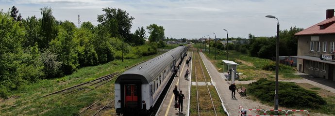Pociąg stoi przy peronie stacji Rypin fot. Szymon Danielek PLK