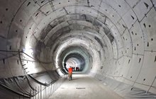 Spacer tunelem jednotorowym z dziennikarzami fot. PLK SA (1)