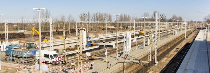 Stacja Oświęcim - maszyny i ludzie pracują przy budowie peronów i przejścia podziemnego, fot. Szymon Grochowski (3)