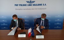 Podpisanie umowy przez reprezentantów PKP Polskich Linii Kolejowych S.A.