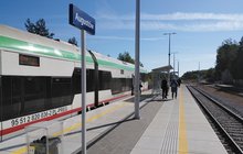 Stacja Augustów - podróżni wysiadają z pociągu, Fot. Tomasz Łotowski PKP Polskie Linie Kolejowe SA
